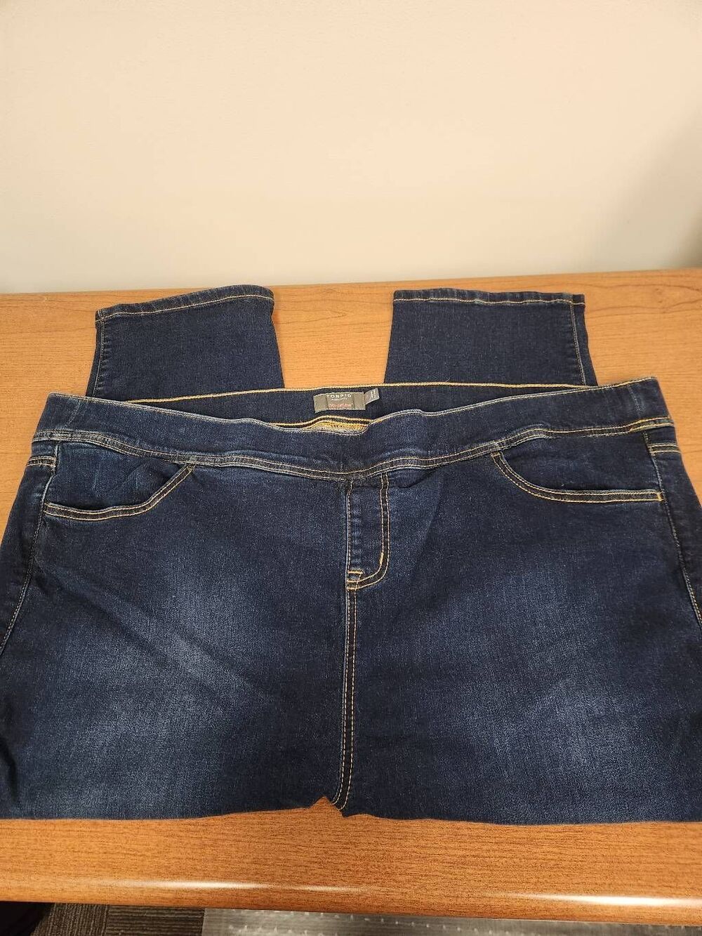 Torrid Crop Jeans Women's Size 4 Jean Crop Denim Pull On Jeans measures approx 4